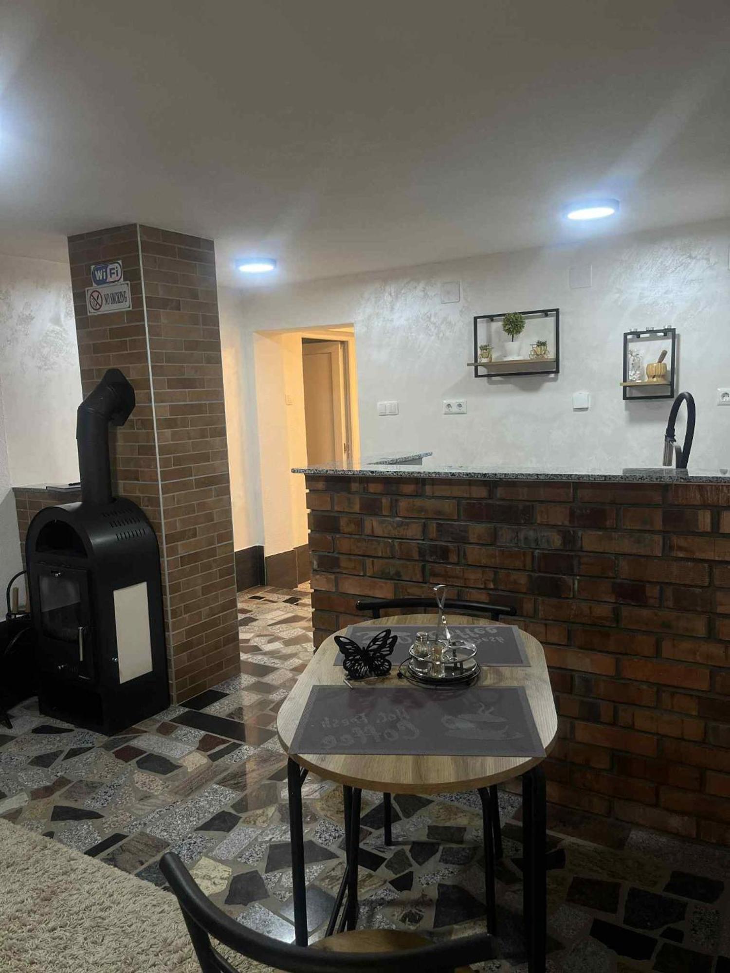 Studio Apartman Azra Kulen Vakuf Esterno foto